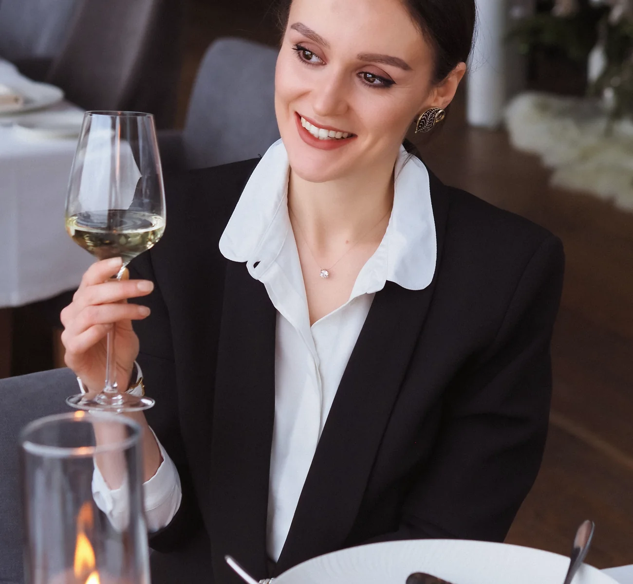 Elegant gekleidete Frau in einem Restaurant